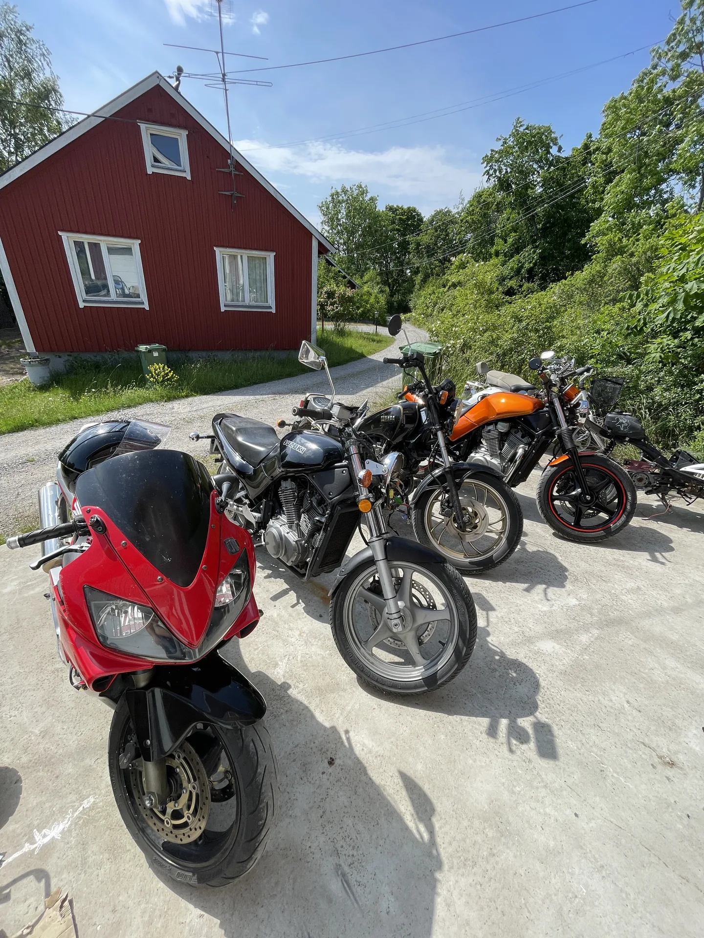 Sebastian Vilhelmsson arbetar med motorcykel på verkstaden i Ekerö